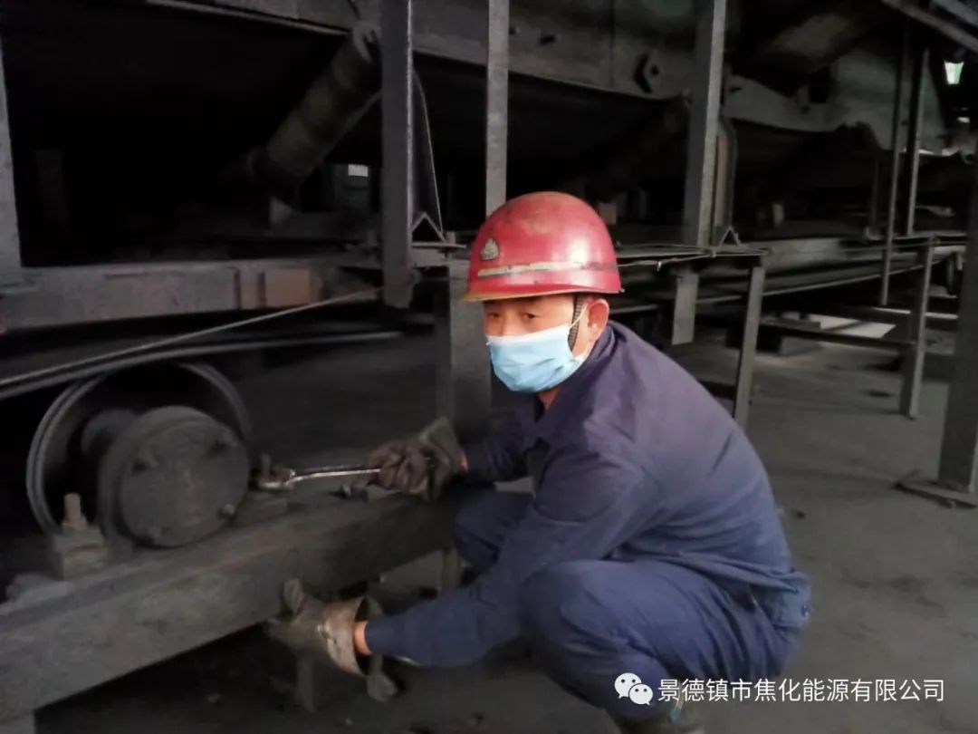 “老線這邊人手不夠，你們那邊有誰可以過來支援？”“好的，我馬上來?！甭牭竭@個消息時，羅國安剛剛結(jié)束新線的維修工作，但他二話不說，立即拿起維修包，投入到老線的維修工作當(dāng)中。每天工作10小時以上已經(jīng)成為抗疫期間的常態(tài)，雖然身體很疲憊，但是他沒有任何怨言，“確實很辛苦、很累，但現(xiàn)在正是特殊時期，只有保障公司生產(chǎn)經(jīng)營“不斷檔”，我們生活才能“不斷線”，恰恰我所在的運輸廠就是承擔(dān)著焦炭煤炭運輸?shù)闹匾氊?zé)，所以我更應(yīng)該恪盡職守，保障好這些設(shè)備的穩(wěn)定運行。”.jpg